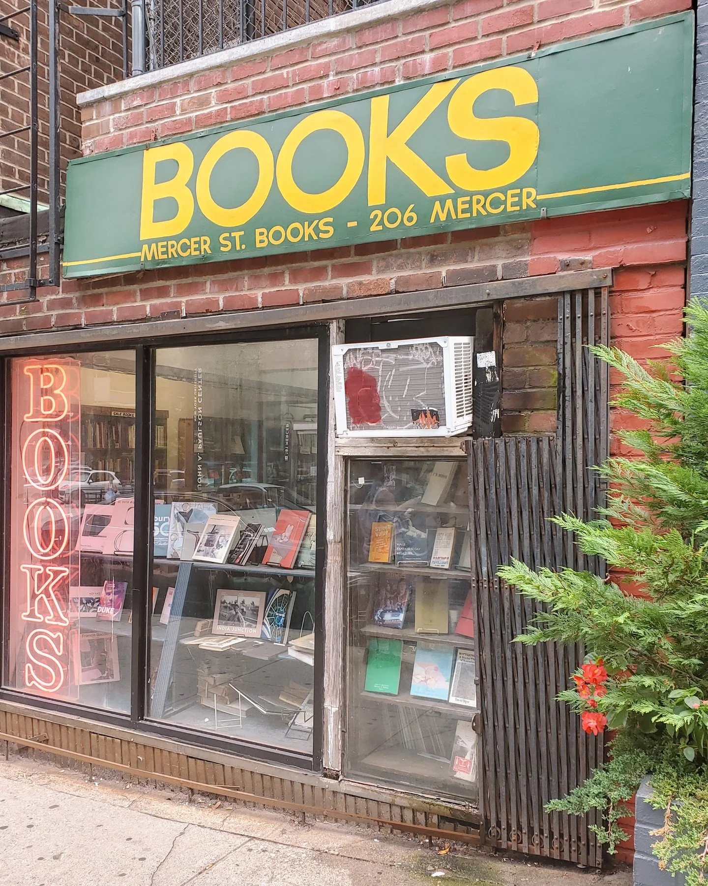 Nothing beats strolling through the markets and bookstores of New York City on a crisp morning, coffee in hand. 

From vintage finds at the Brooklyn Flea to rare first editions at Argosy Book Store, every corner of the city offers treasures waiting t