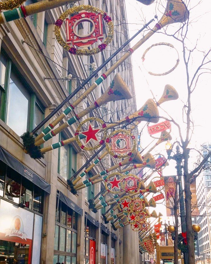 There's something magical about Chicago lit up and decorated for the holidays. How could you not love this time of year🎄?

#ChicagoHolidays #SlowTravel #ExploreChicago #HolidayVibes #LattesLifeLuggage #WinterInChicago