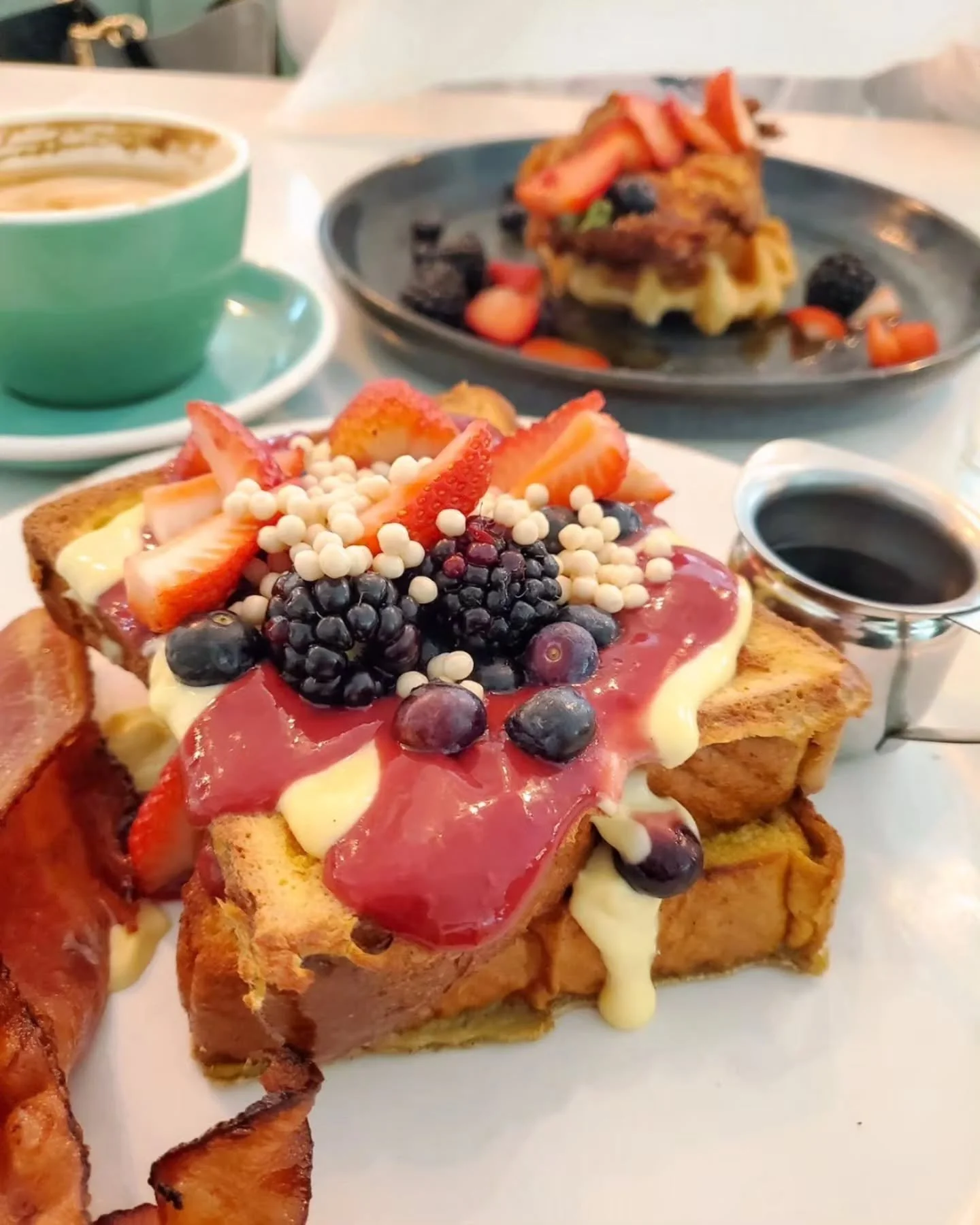 Some cities reveal themselves one bite at a time.

In Savannah, it might begin with a quiet glass of wine in a dimly lit bar, where conversations linger longer than expected.

Later, it continues over shared plates, warm spices, and flavors that make