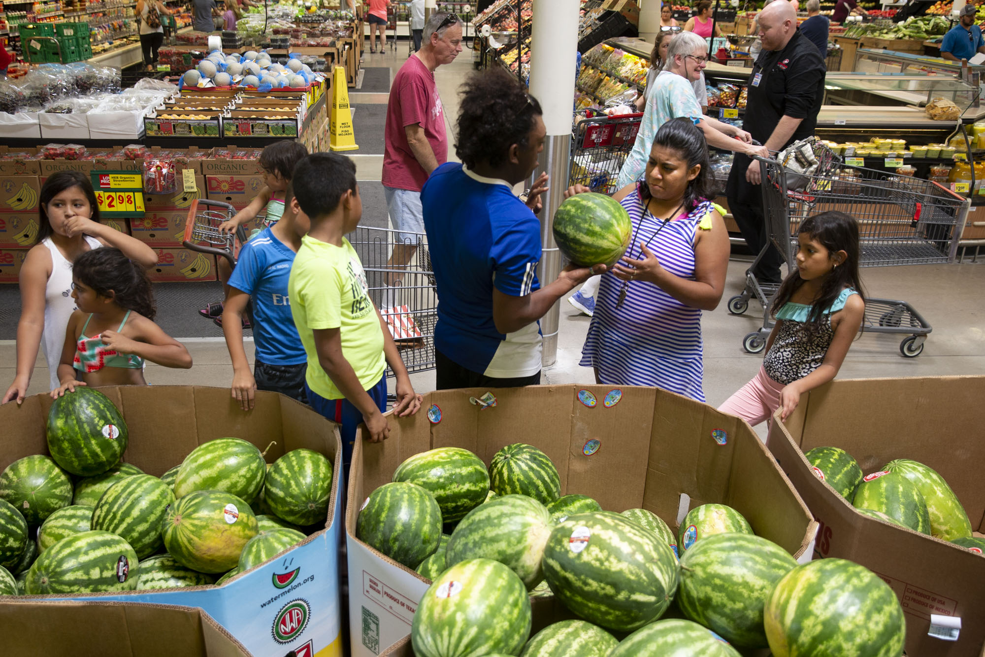 Rosales shops at an H-E-B grocery store with family members in Kyle, Texas. “It’s the only store I’ve been able to find that reminds me of home,” she said. “The produce is as rich and as fresh as the kinds we have in Honduras.” 