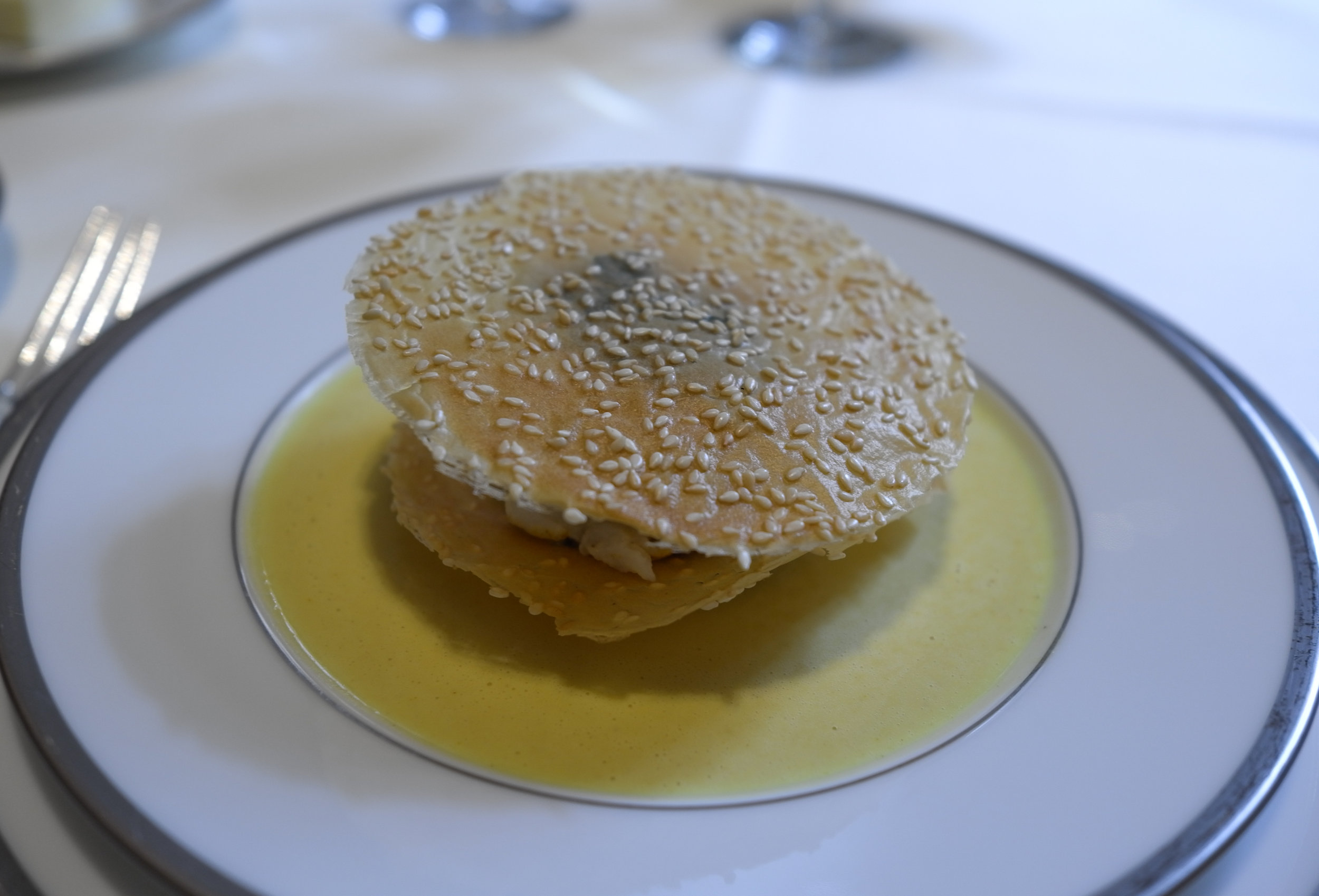 Feuillantine de langoustines aux graines de sésame, sauce au curry