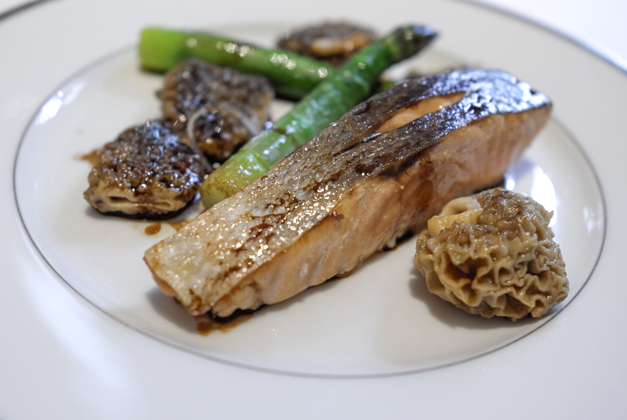 Somon balığı, kuşkonmaz ve morel mantarları