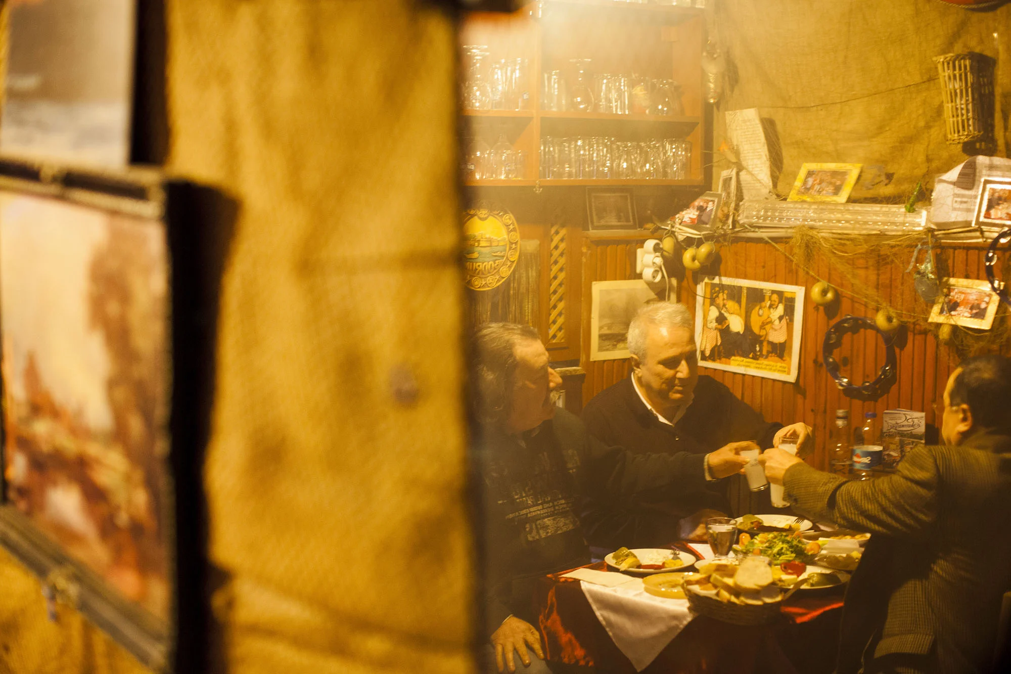 Fotoğraf: Sinan Çakmak. "İstanbul Meyhaneleri: Vuslatın Başka Alem" Belgeseli'nden alınmıştır.