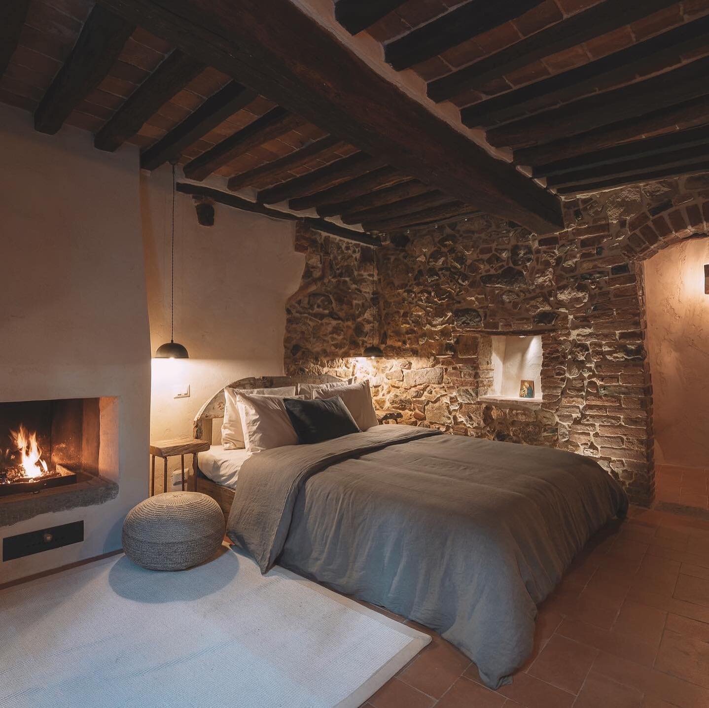 The enchantment of Tuscany awaits you at Borgo di Sotto! ✨

A Kynder exclusive (hosted by yours truly), Borgo di Sotto was created with love, as sustainably as possible 🥰 

&lsquo;La Segreta&rsquo; seen here, used to be a stable for farm animals in 