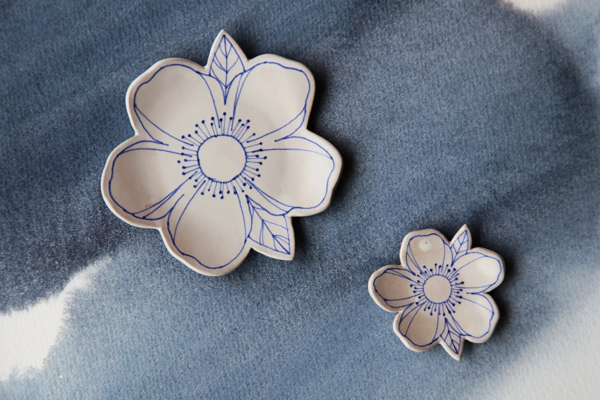 Floral-Dish-Blue-on-White-Matte
