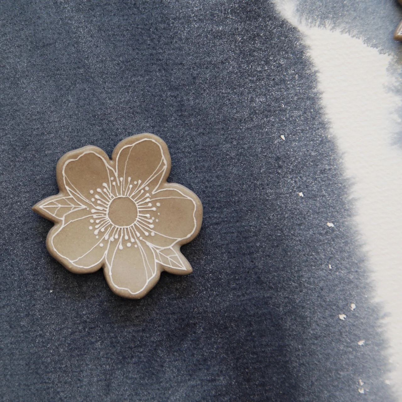 Floral-Dish-White-on-Clear-Matte