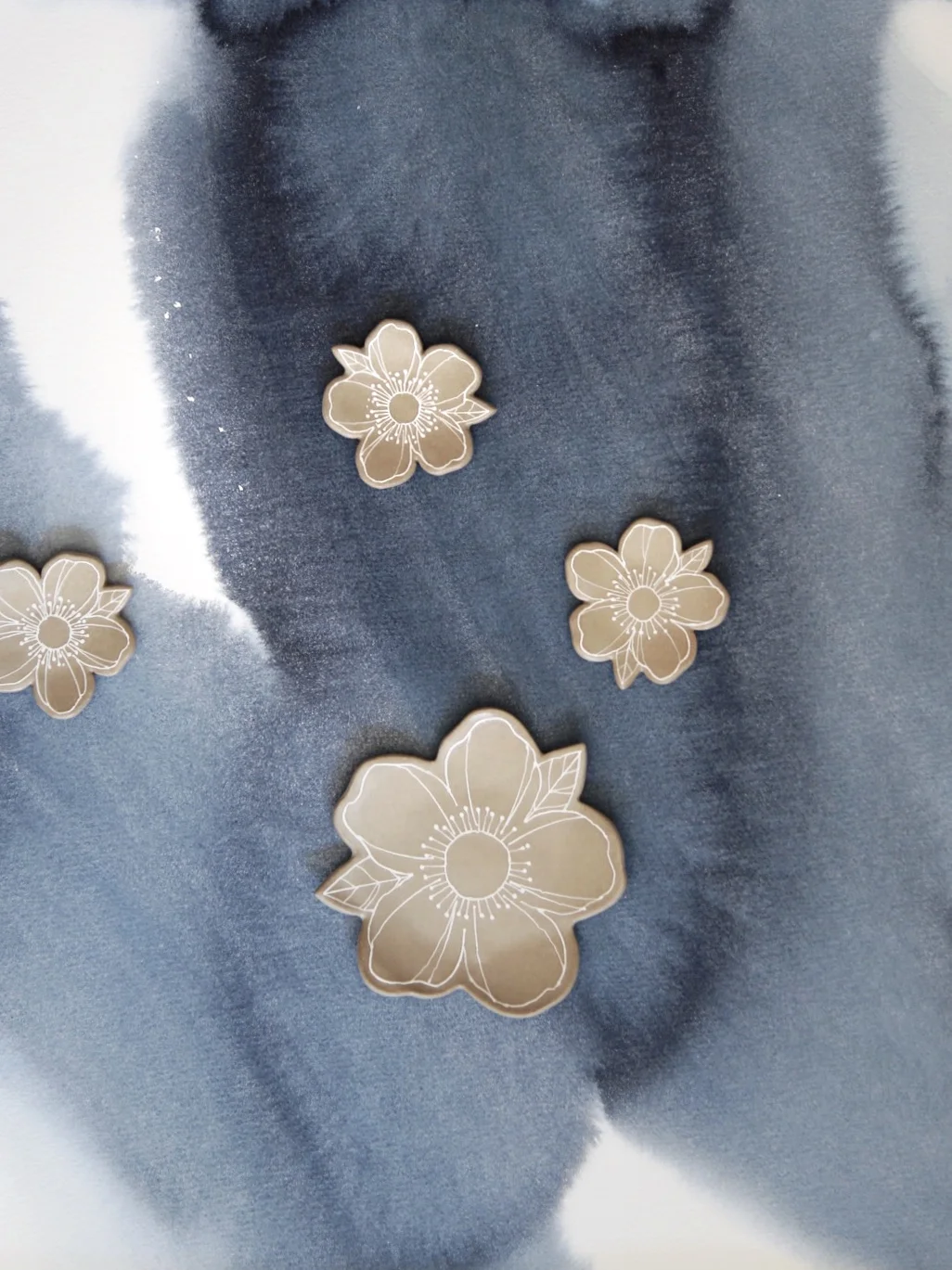 Floral-Dish-White-on-Clear-Matte
