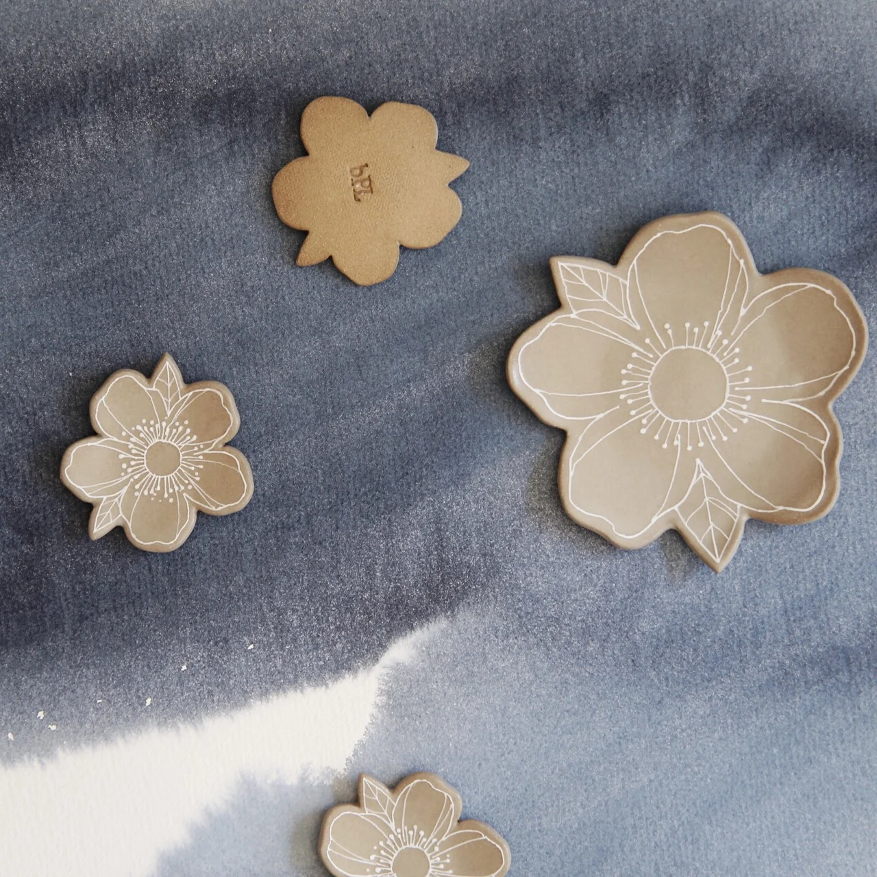 Floral-Dish-White-on-Clear-Matte