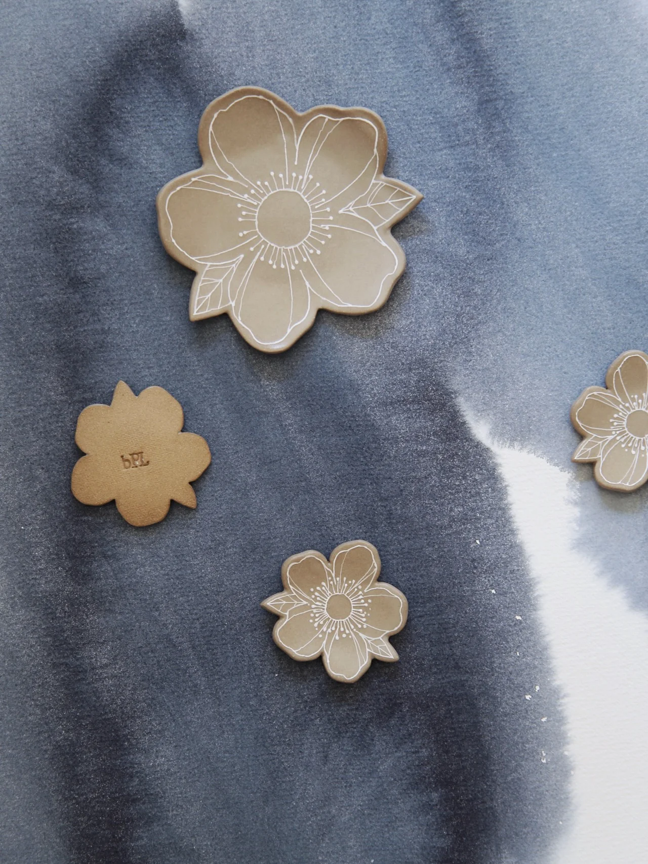 Floral-Dish-White-on-Clear-Matte