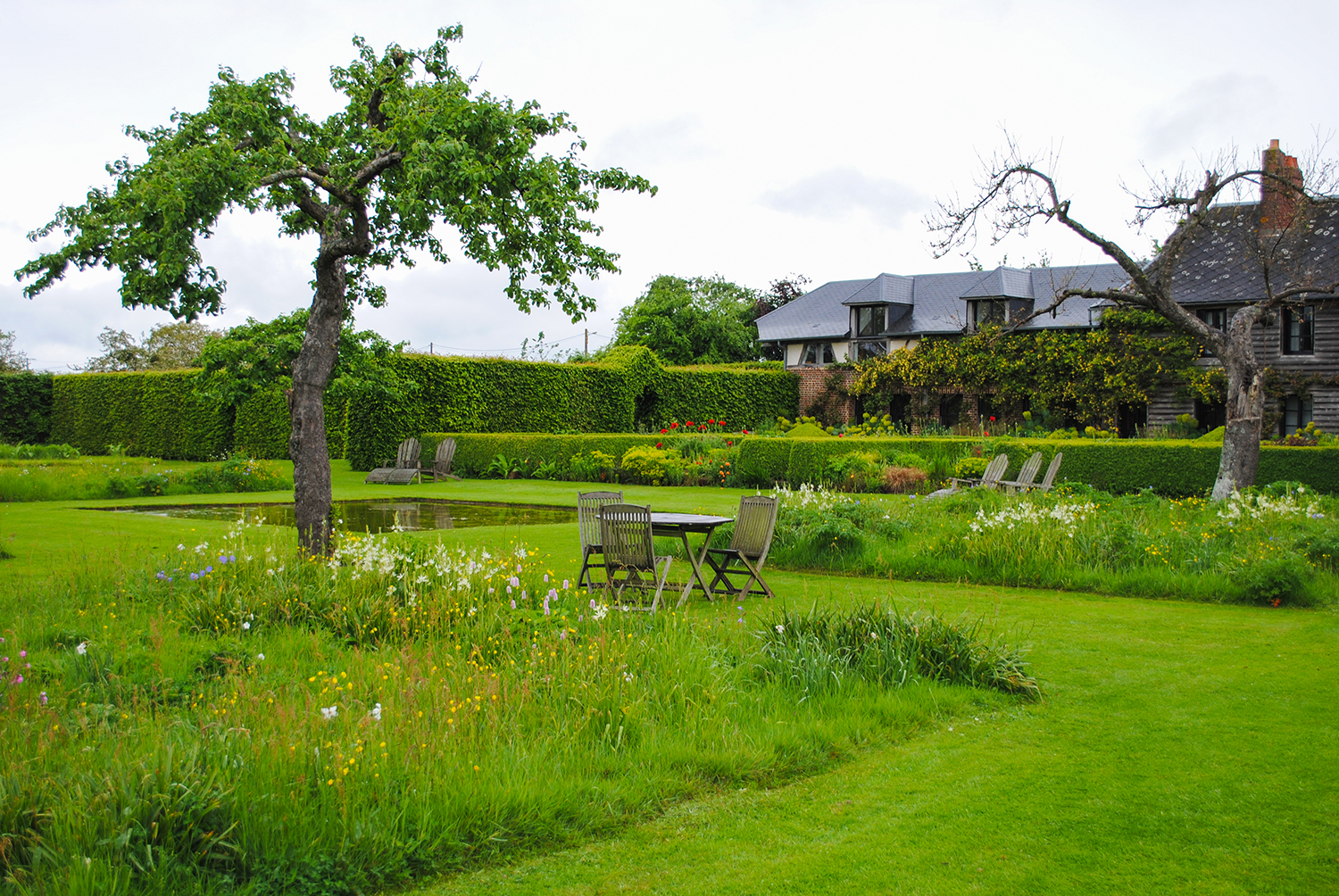 Square-shaped meadows, and just beyond one can see the small reflecting pool.