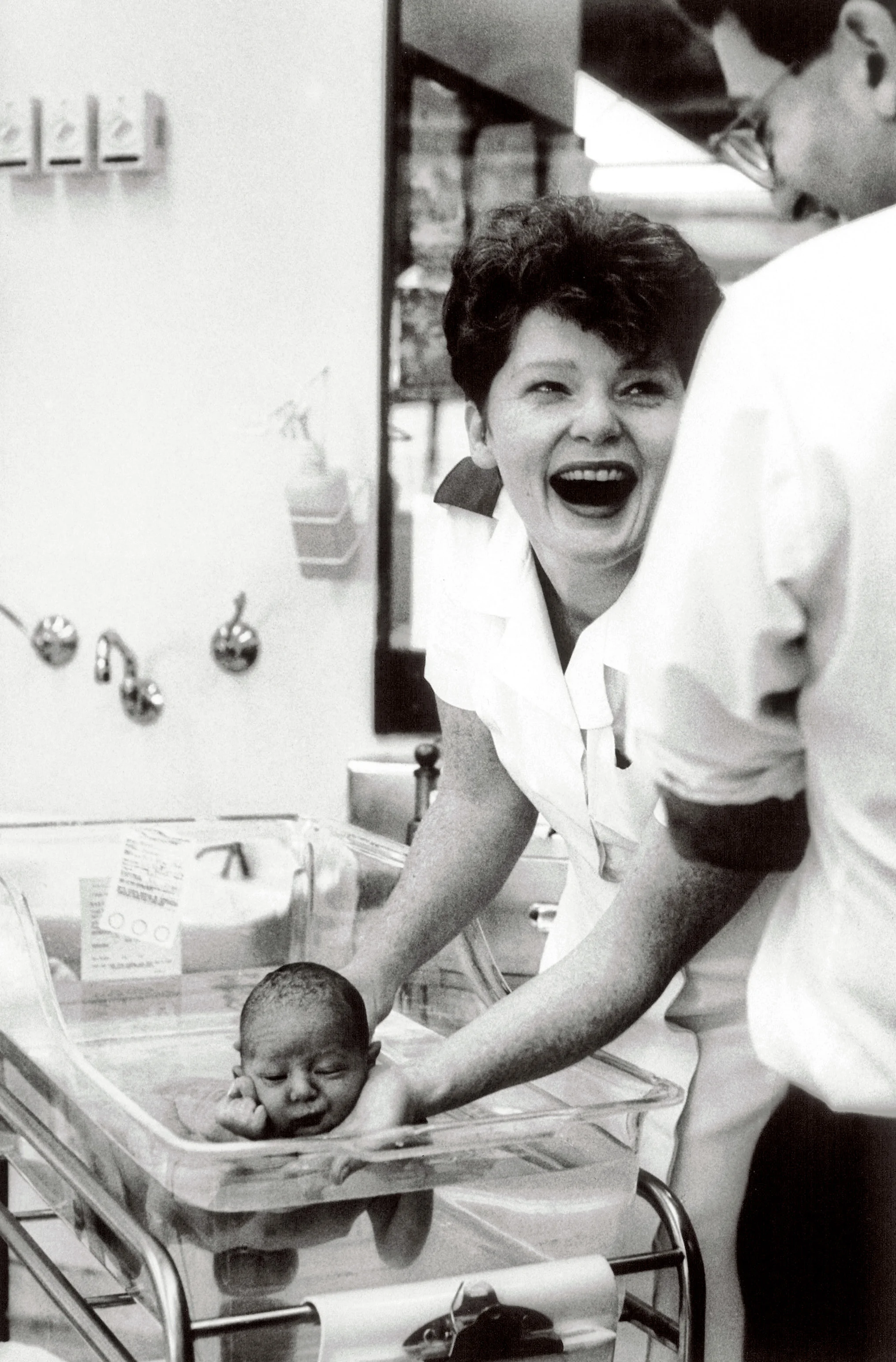 Midwife teaches father to bath his newborn baby