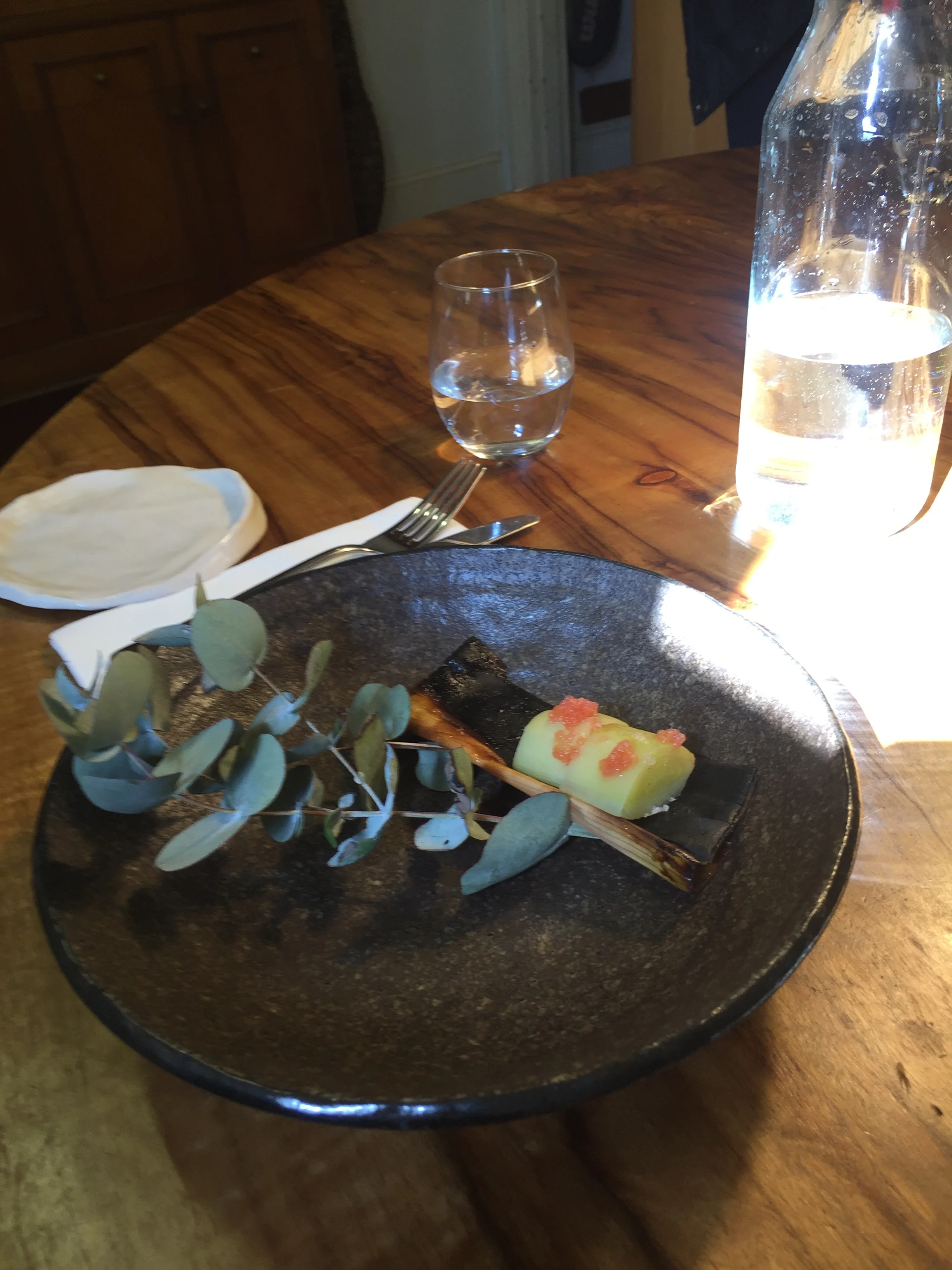 • Gum leaves burnt to provide perfume, outer leaves of leeks burnt and all placed in the bowl while inner leeks stewed then placed on top of the burnt leek with finger-lime garnish on top. &nbsp;Local food at its best.