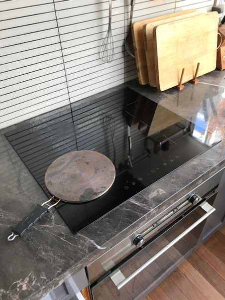 • Induction cooktop with handle that allows non-steel pots to be used