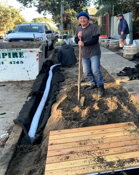 Mobbs lays the pipe.JPG