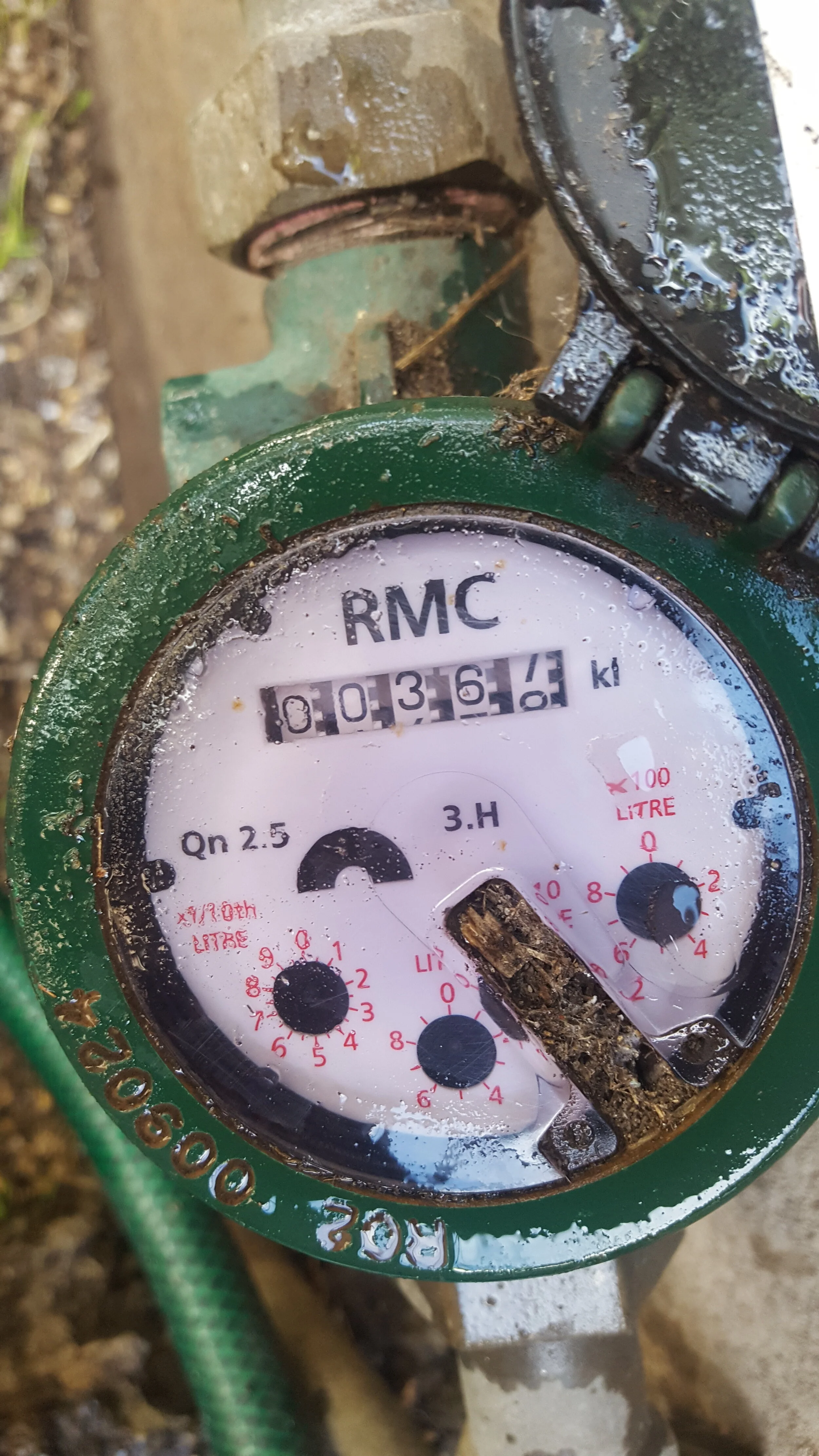 •  Recycled water meter showing the amount of recycled water used since October 1996