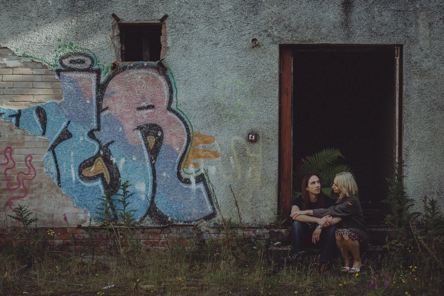 Rhianna & Richie's alternative couple shoot at Polphail abandone