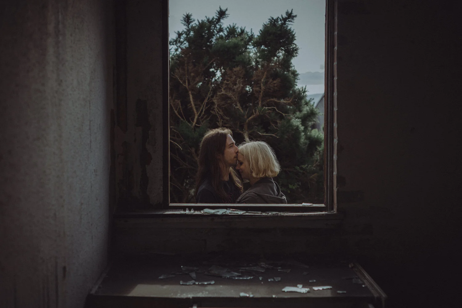 Rhianna & Richie's alternative couple shoot at Polphail abandone