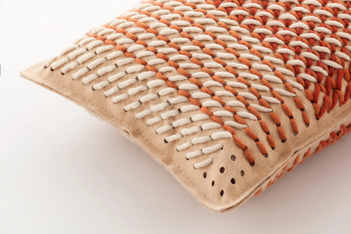 canevas_geo_cushion_coral_rectangular-(2)WEB.jpg
