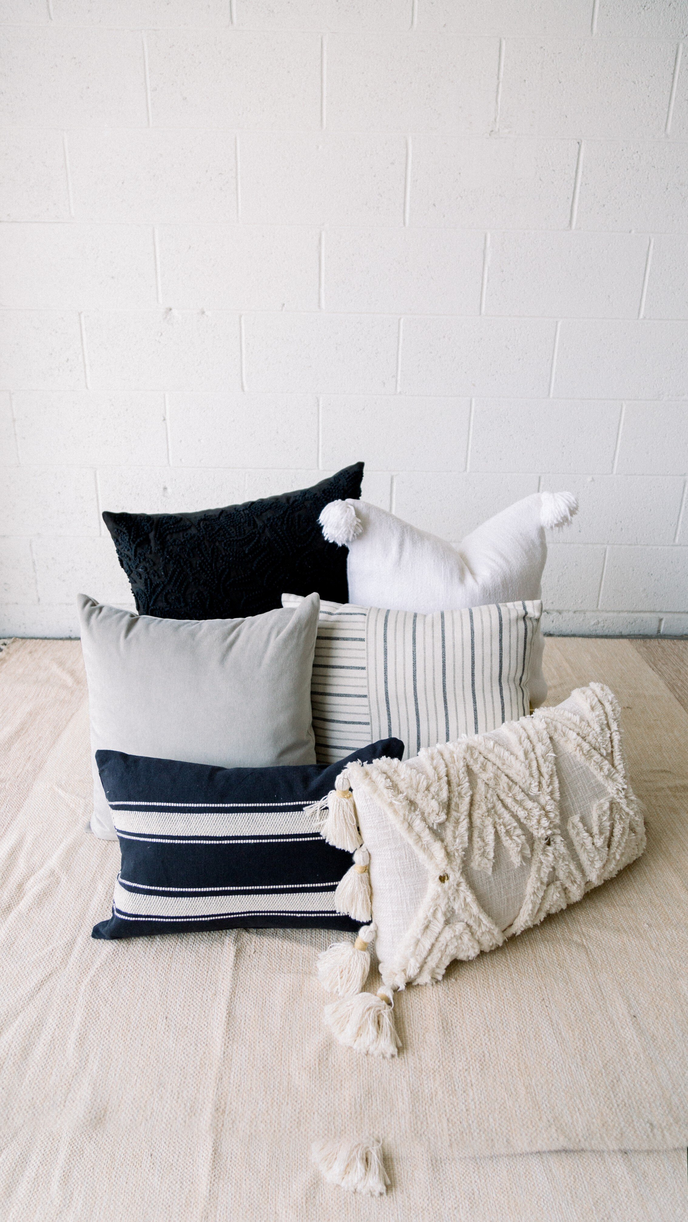 Black and White Deluxe Pillow Pack