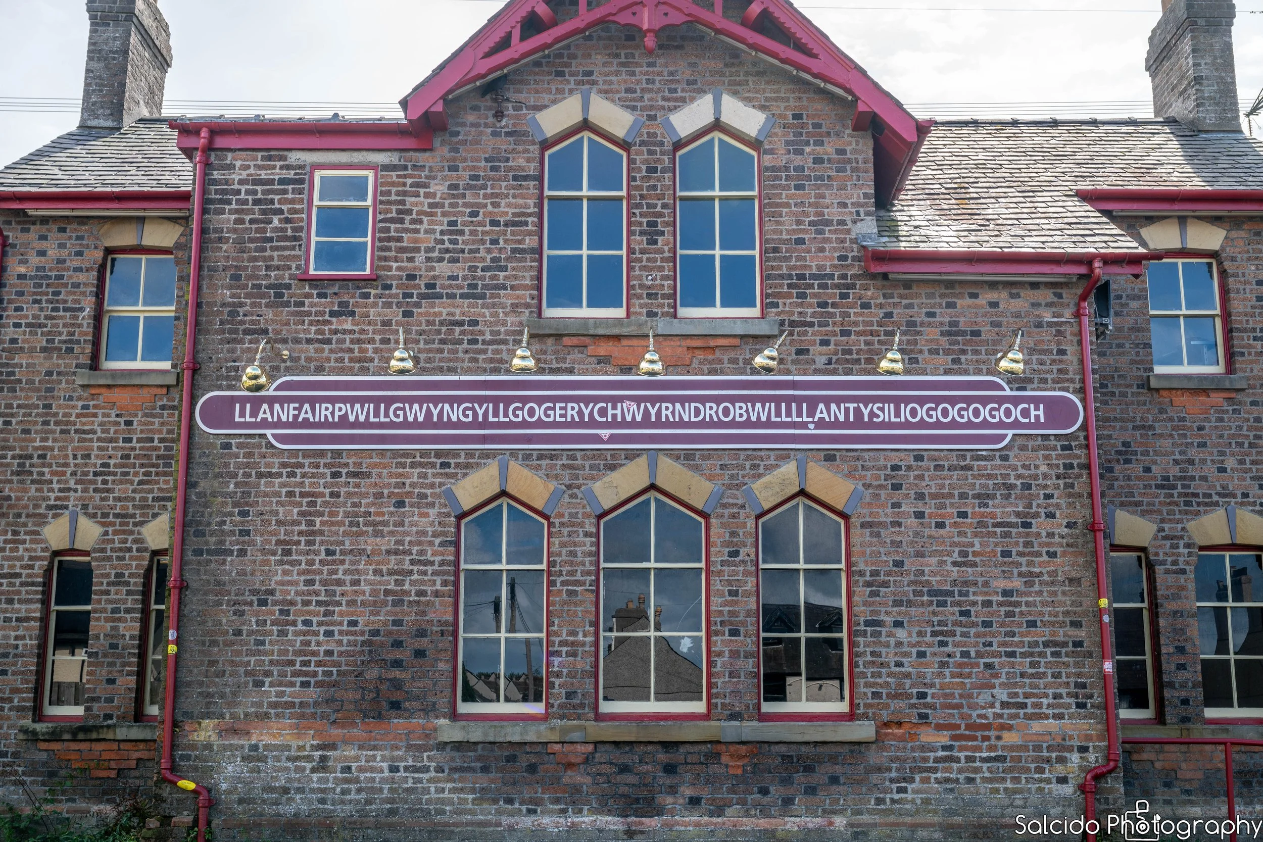Llanfairpwllgwyngyllgogerychwyrndrobwllllantysiliogogogoch Train Station