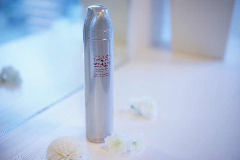 ADENOVITAL Root Spray A styling agent employing sun care technology. While shielding the scalp from harmful UV radiation, Root Spray lifts the hair from the roots to impart an airy, voluminous look.