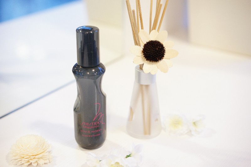 POWDER SHAKE Just shake and mist to flexibly control the volume instantly. An innovative oil-free powder mist.