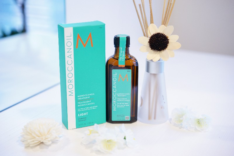 MOROCCANOIL TREATMENT, MOROCCANOIL TREATMENT LIGHT Moroccanoil® Treatment’s versatile, nourishing and residue-free formula can be used as a conditioning, styling and finishing tool. It blends perfectly with other products and even speeds up drying time. This treatment for hair completely transforms and repairs as its formula transports lost proteins for strength; fatty acids, omega-3 oils and vitamins for shine; and antioxidants for protection. It absorbs instantly to fill gaps in hair created by heat, styling and environmental damage. How To Use: Apply a small amount to clean, towel-dried hair, from mid-length to ends. Blow-dry or let dry naturally. Moroccanoil® Treatment can be applied to dry hair to tame fly-aways or condition dry ends.