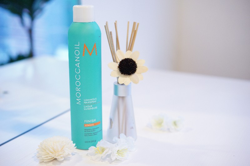 LUMINOUS HAIRSPRAY STRONG Moroccanoil® Luminous Hairspray in Strong is formulated with a combination of highly sophisticated ingredients infused with argan oil. This lightweight and workable hairspray offers a long-lasting, flexible strong hold, without leaving a sticky residue. It is ideal for creating and maintaining soft, natural styles. It brushes out easily without weighing the hair down, and provides a reflective shield of shine that fights frizz and humidity. Strong formula is ideal for more demanding hairstyles for events such as weddings, high-wattage shoots and red carpet updos.