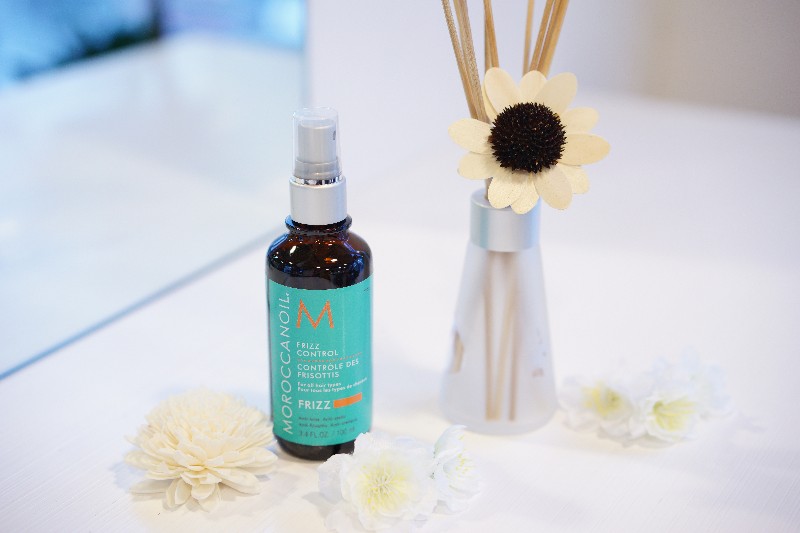 FRIZZ CONTROL Frizz Control is a must for all hair prone to frizz, whether it’s natural, dry, curly or straight. It eliminates frizz and controls static in any weather. Its weather-resistant properties weightlessly safeguard hair whether you have winter hair (in excessively dry conditions) or summer hair (in excessively humid conditions) keeping it smooth, calm and manageable. How To Use: Blow-dry to remove excess water. Spray 3–5 pumps of Moroccanoil® Frizz Control approximately 10 inches from damp hair and comb through. Style as usual or let dry naturally. TIP: For added shine and protection, finish with a few drops of Moroccanoil Treatment.