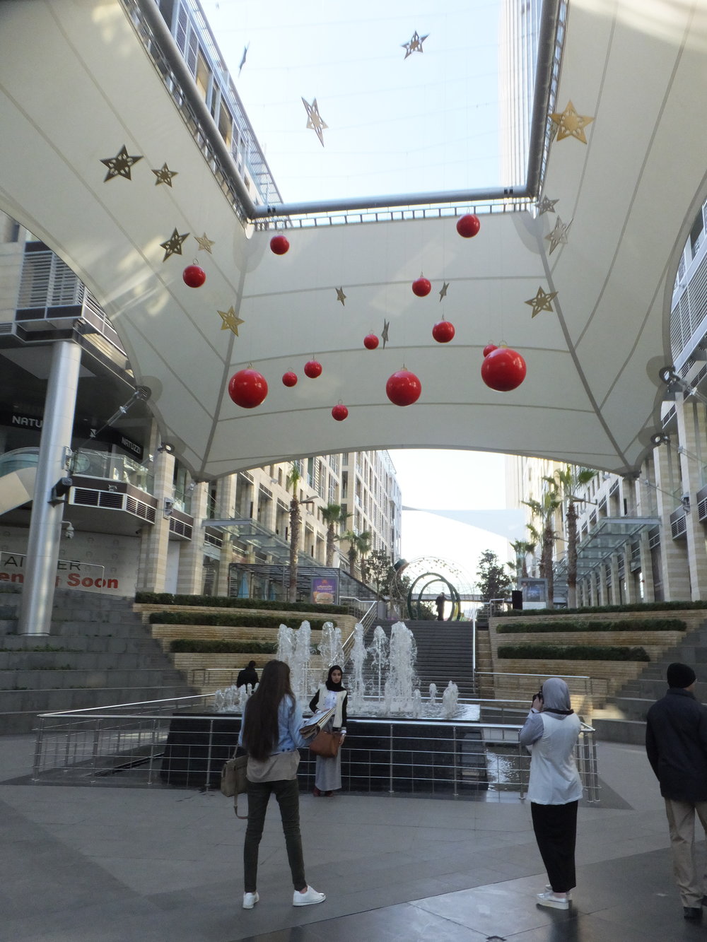  In Abdali New City Center, on the "Boulevard" guarded by private security rich women can shop as in the Gulf states  photo (c): Myriam Ababsa 