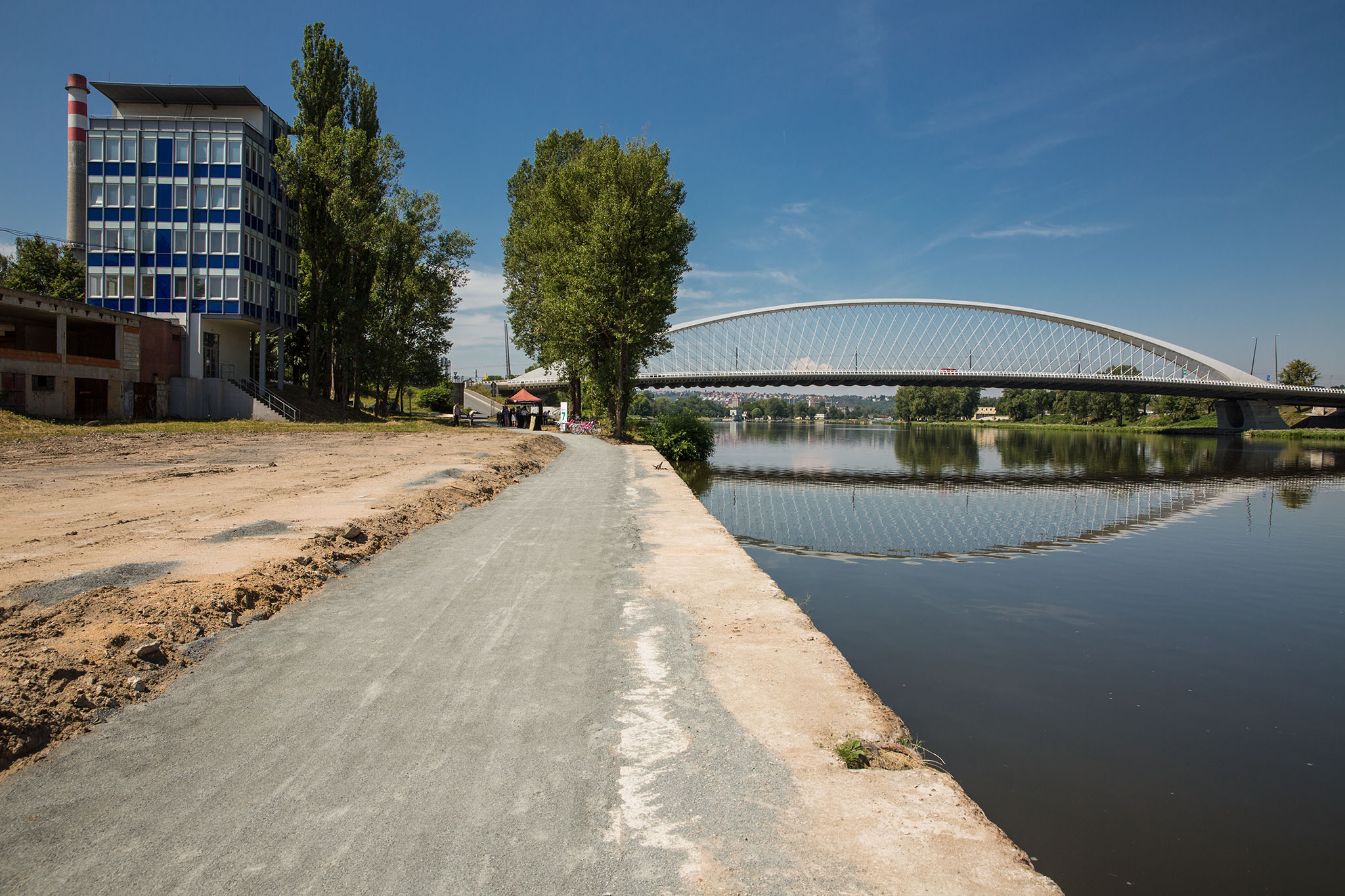 Veřejně přístupný severní holešovický břeh. 