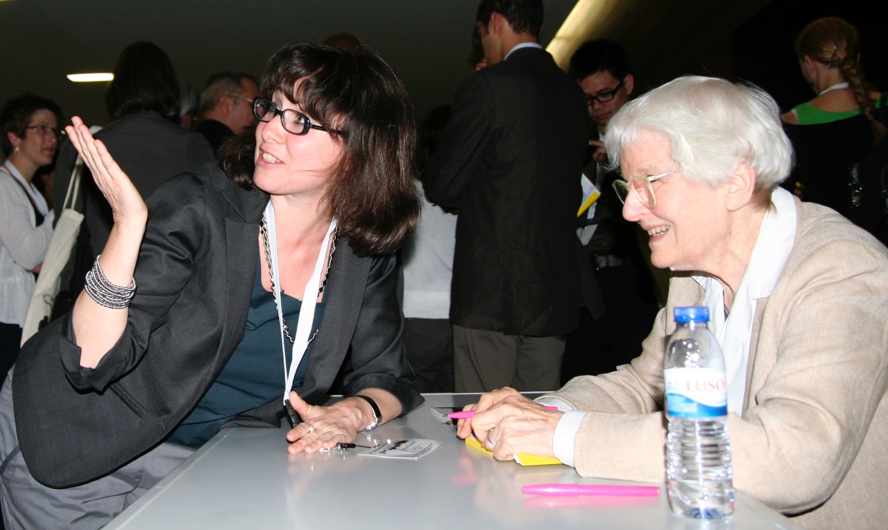 Caterina Franchini talking with Denise Scott Brown at the 1st International Meeting of the European Architectural History Network – EAHN, Guimarães, Portugal, 2010, photo: Caterina Franchini