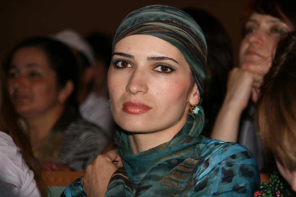 Qizlar suratga qarashdi