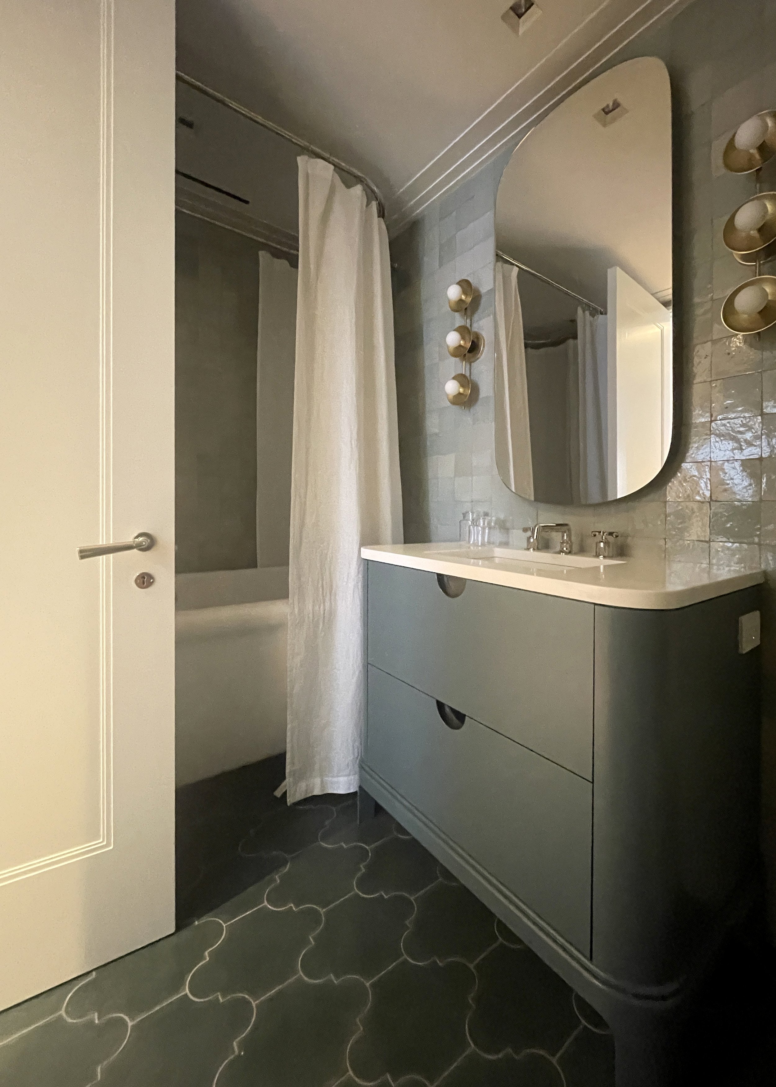 guest bath2-photo1.JPG