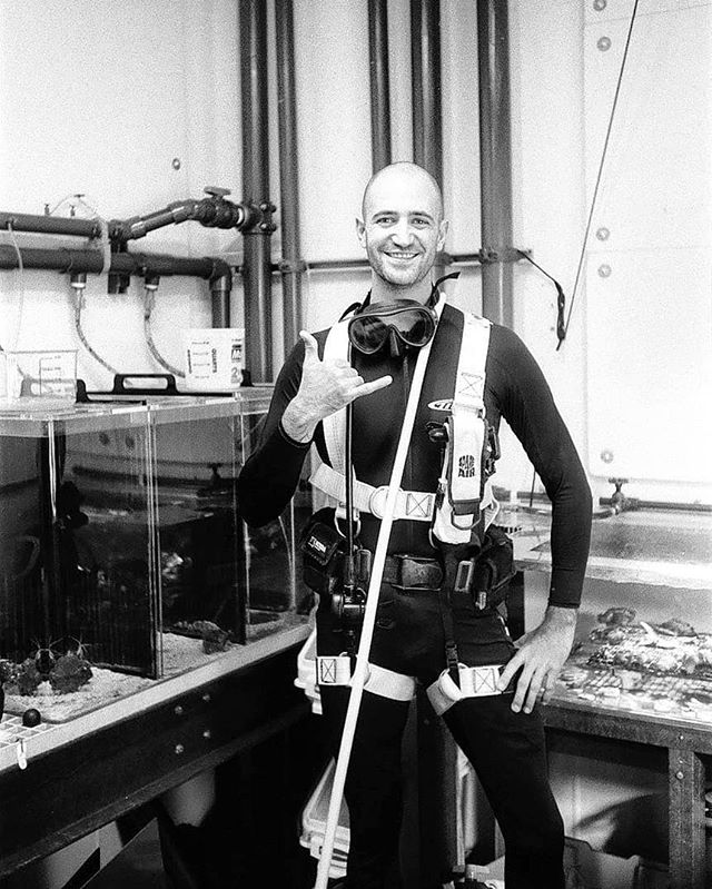 Flashback Friday: first hookah dive in the coral tank. Nikonos-V. TMAX 400. 📷: @nikloneb | #grainisgood #35mm #filmisnotdead #tmax #kodakfilm #buyfilmnotmegapixels #staybrokeshootfilm #bwphotography #marinescience #aquaholics #aquariumlife #marinebiology #nikonos #analogue