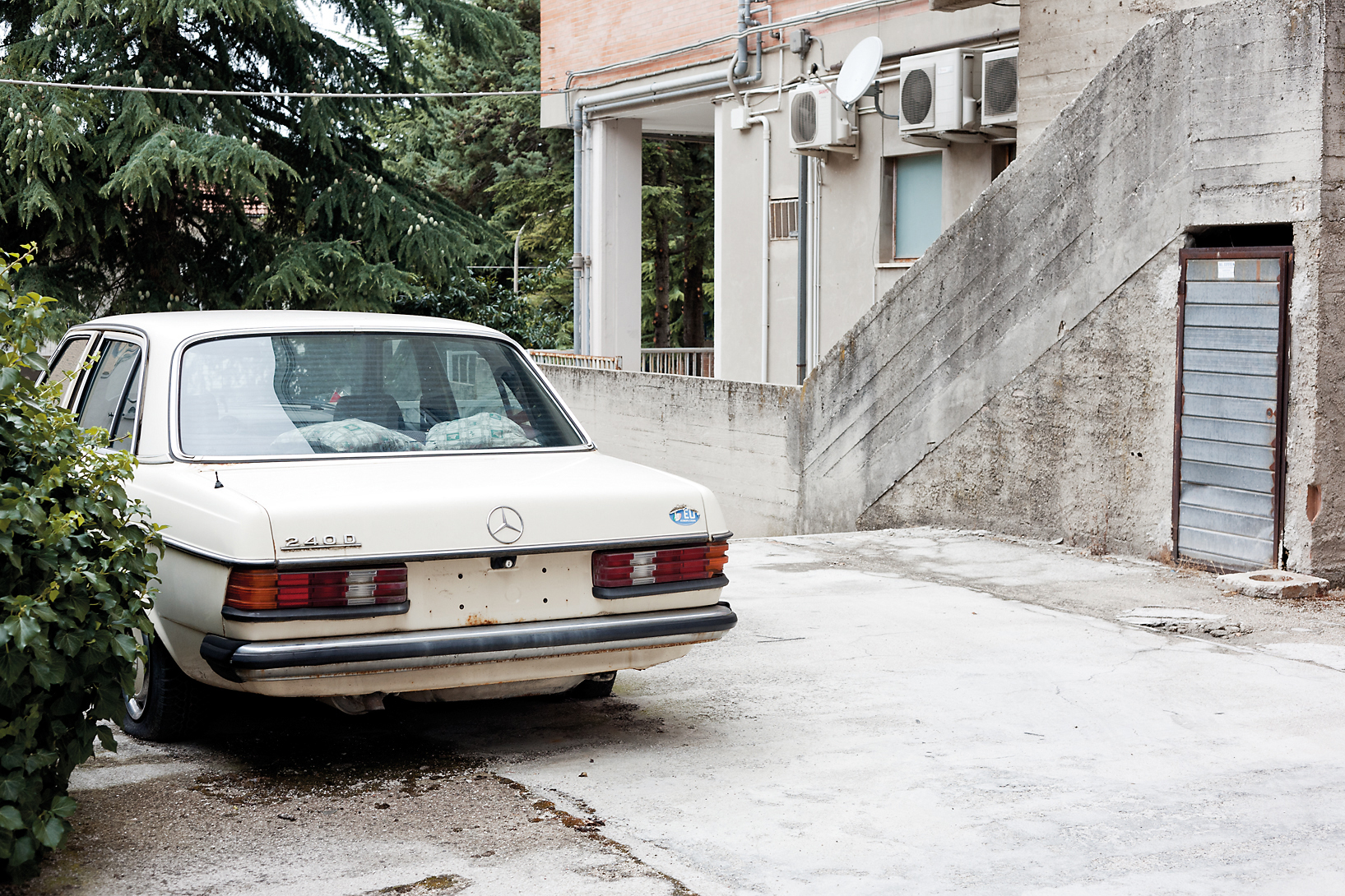  Extra-Urbino is a small series dedicated to the suburban outskirt of the city of Urbino 