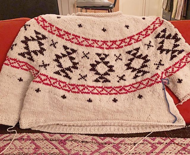 I’m almost finished with my #rugsweater This just may be my favorite knit of the last few years. Hits it all. Memories of my trip to Japan, wonderful yarn - Brooklyn Tweed Quarry, and these classic colors. This is a really well written and easy to follow pattern and I just love the way it fits. And, it matches my decor😉 #knit1yoke #knit1 #yokesweater #btinthewild #brooklyntweed #brooklyntweedquarry #junkookamoto #junkookamotodesign #chicagobungalow #knitwithwool @junkookamoto212