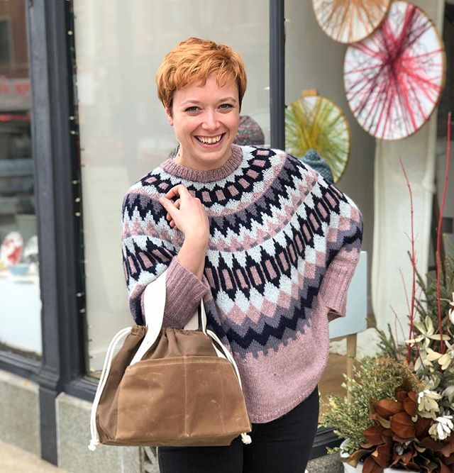 I promised you a picture of Abby’s #swoncho but it’s a 2fer because we got the new @fringesupplyco #fringetownbag in this gorgeous tan color! •••••••• Abby knit her Swoncho in @junipermoonfarm Herriot - beautifully soft baby alpaca. Swooning over her colors! #stillwinterinchicago #knitasweater