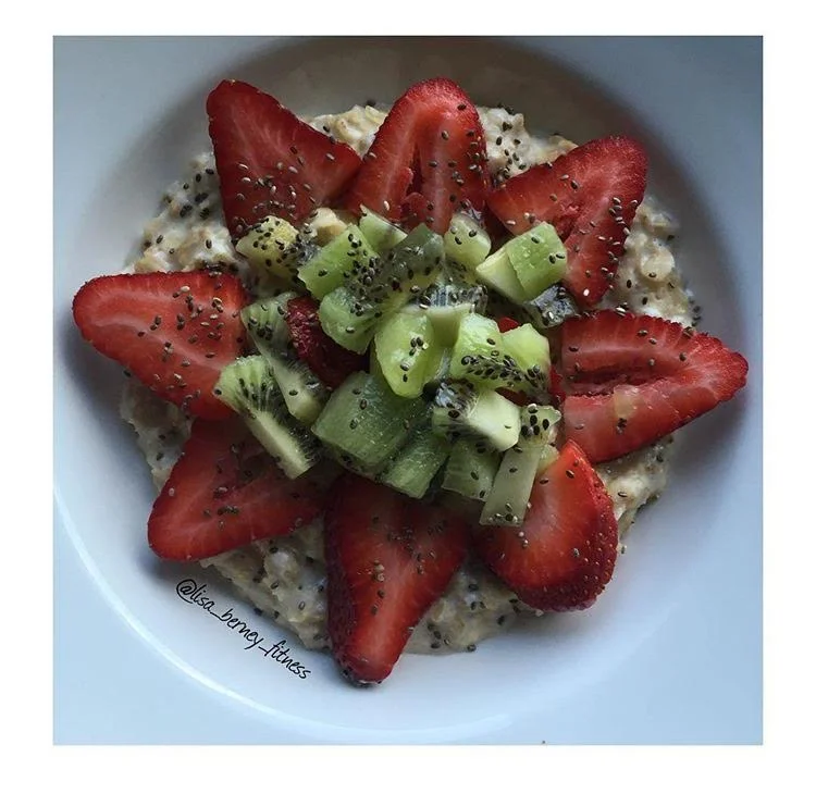 Oats brekkie! Oats cooked in almond milk and topped with strawberries, kiwi and chia seeds