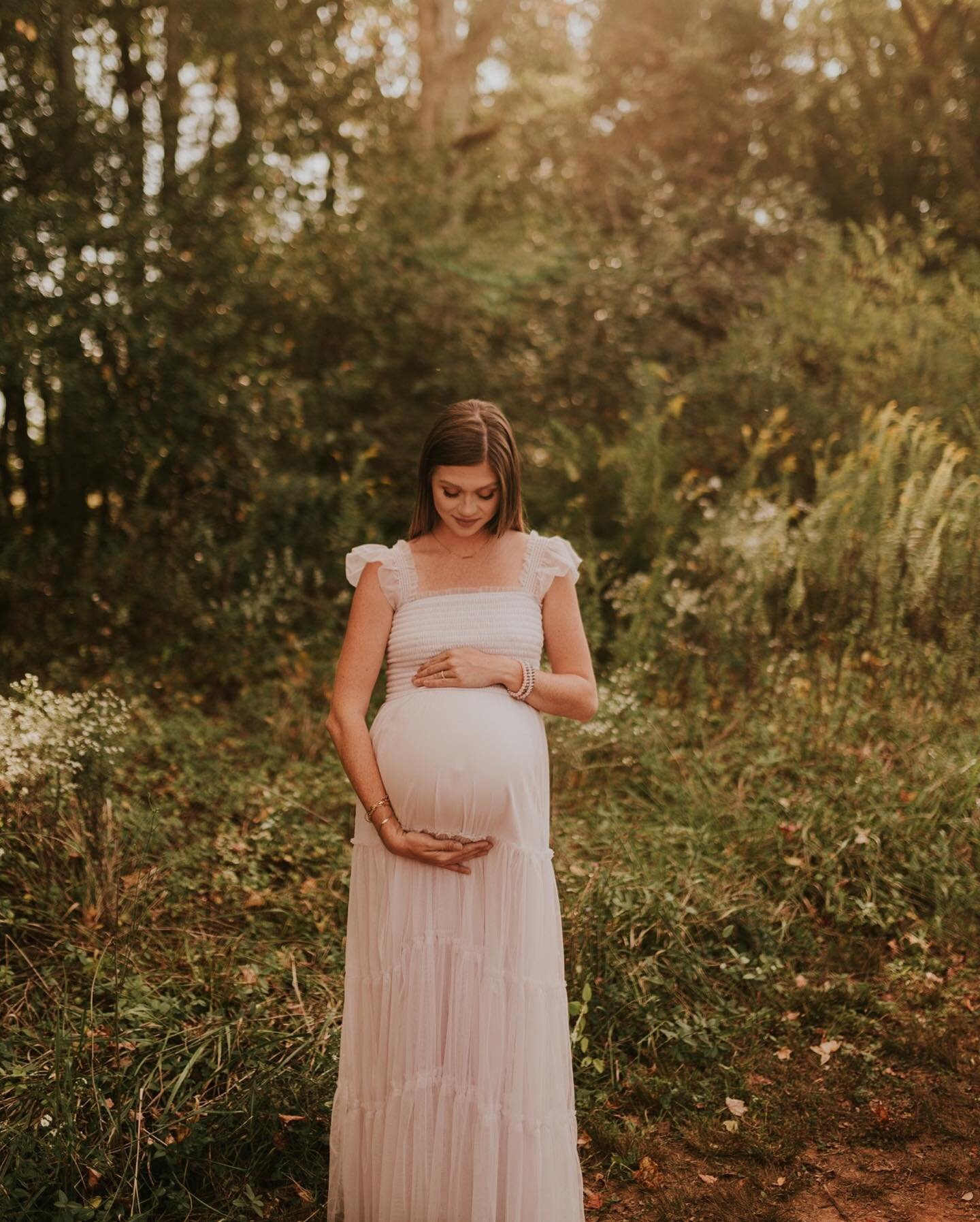 This sweet baby girl will be here before we know it 🫶🏼✨ so thankful this family has trusted me the past 5 years and document all these special times in their lives 🥹 | #christanallenphotography #maternity #lookslikefilm #greengreengreen #charlotte