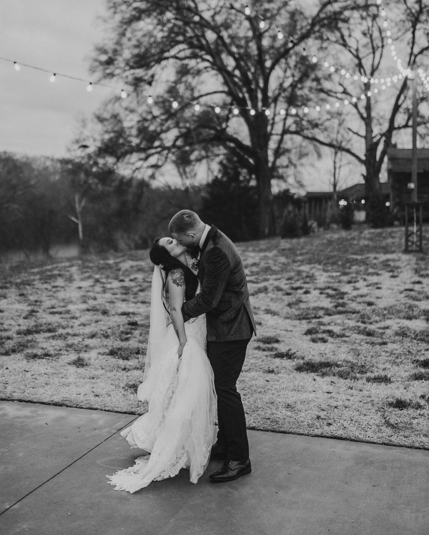 Christmas is only a week away, so I&rsquo;ll leave y&rsquo;all with this gorgeous Christmas wedding ✨🎄🫶🏼 cheers to the Nolen&rsquo;s!!

@cottonwoodandsweetpeaswedding 
@mossvideography 
@thebarnatsandcastle
@pinkpetuniadesigns 

#christanallenphot