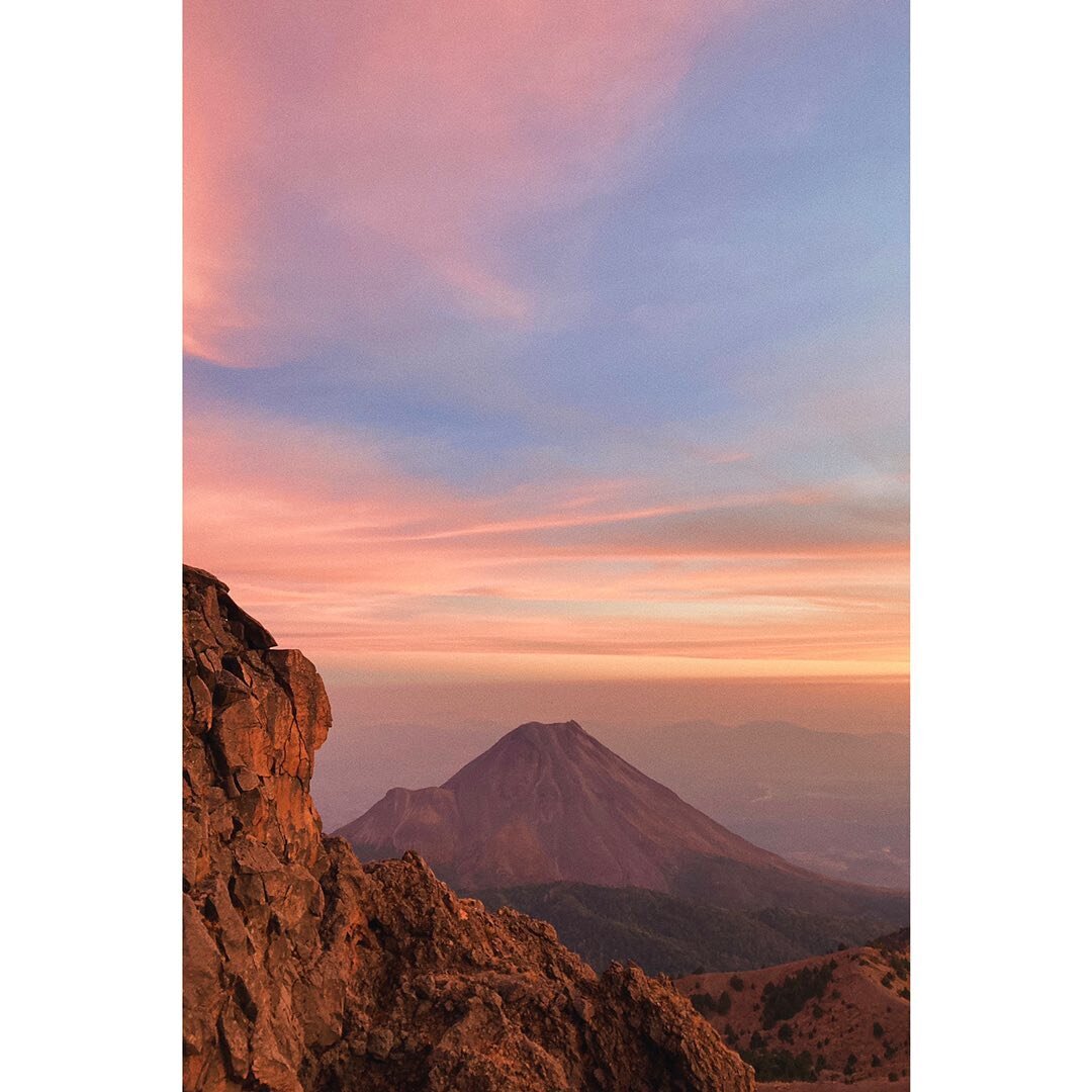 🌄 4260 metros de pura luz, de pura vida. 
Volc&aacute;n de Colima visto desde el Nevado de Colima.
.
.
#travelphotography #documentaryphotography #mountains #volcandecolima #iphoneonly #vsco #nature #hiking #outdoors #adventurephoto #sunset #mexicom