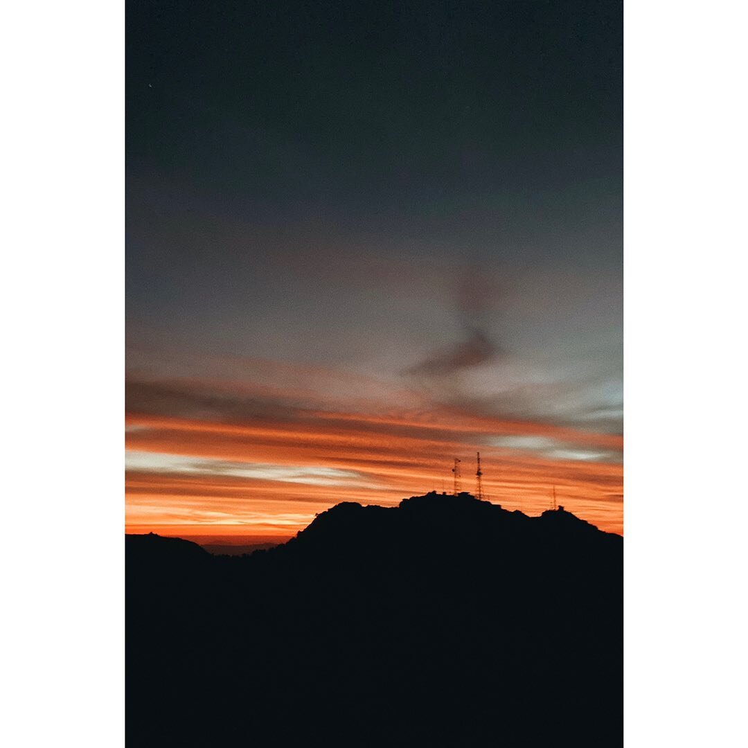 Empezamos a bajar cuando el sol se met&iacute;a y nos daba este espect&aacute;culo de luces ✨.
.
.
#travelphotography #documentaryphotography #mountains #volcandecolima #iphoneonly #vsco #nature #hiking #outdoors #adventurephoto #sunset #mexicomagico