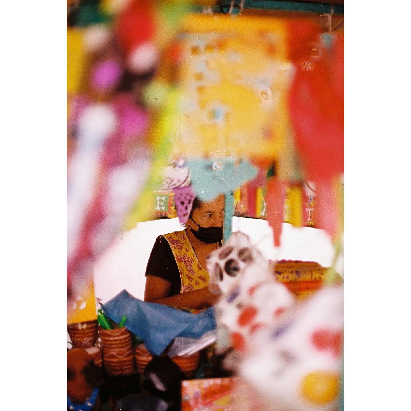 Vendedora en el mercado del d&iacute;a de los muertos.
.
.
#filmisnotdead #35mm #numerique #pellicule #streetphotography #documentaryphotography #minolta #streetstorytelling #fotocallejera #fotografasmexicanas #fotografaslatam 
.
🎞 @hilitoslab