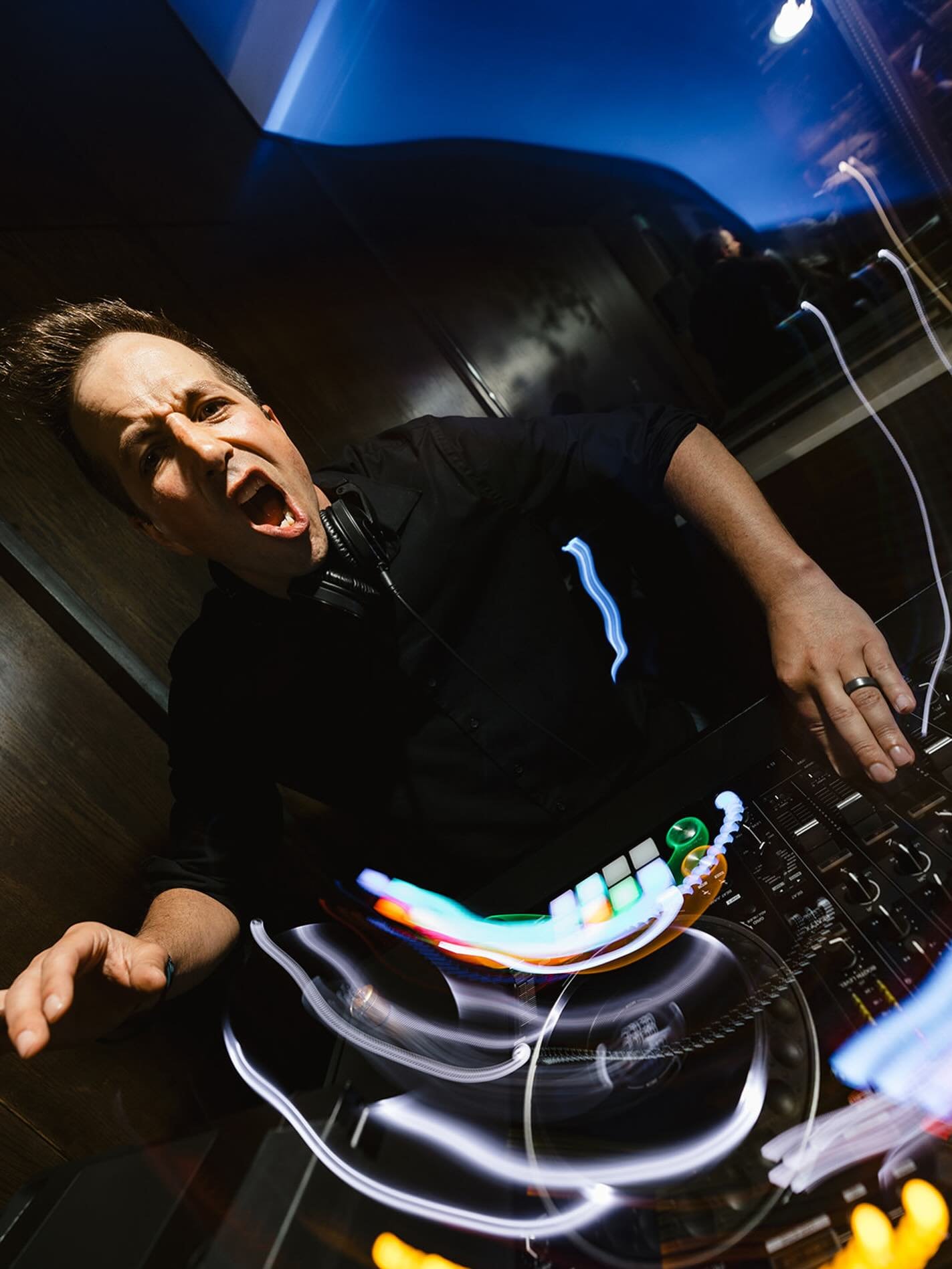 Tell em. 🎶🪩. 📸 @brentcicogna.
Derek &amp; Samar&rsquo;s ripping wedding day @mammoth_weddings