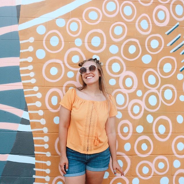 do you like to blend in or stand out? 🌈😄 one thing that&rsquo;s really surprising me - is all the beautiful murals here in Nashville! This is one photogenic city you guys