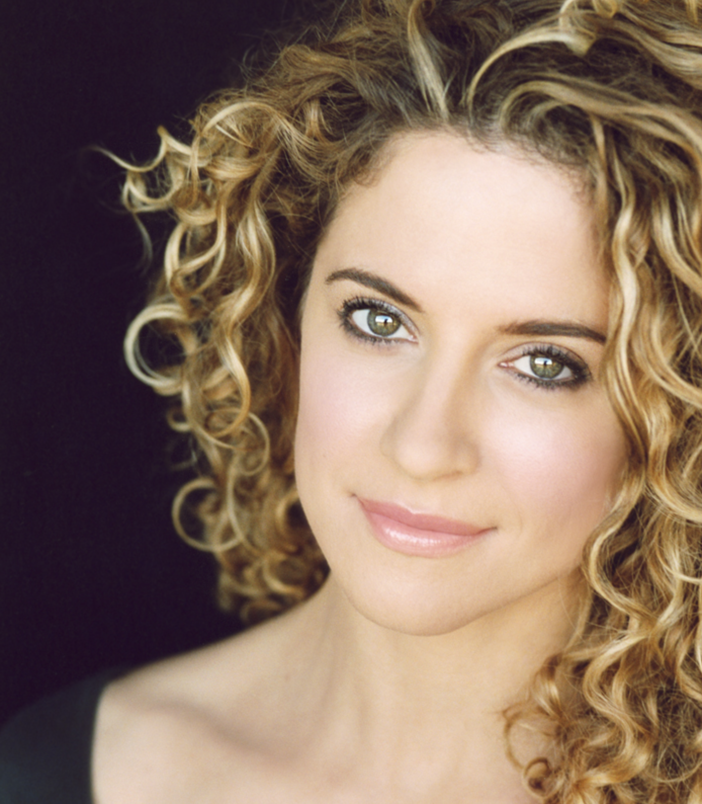 alexis headshot.png