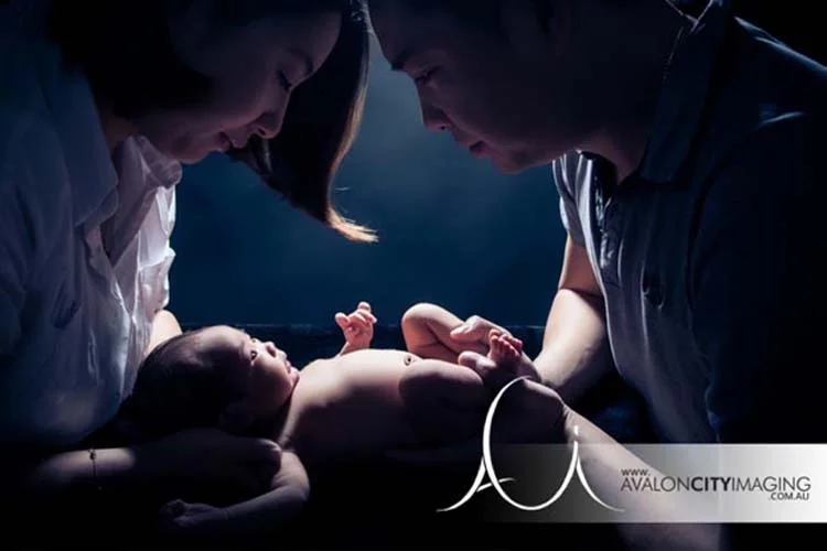 Newborn_ Between Parents.jpg