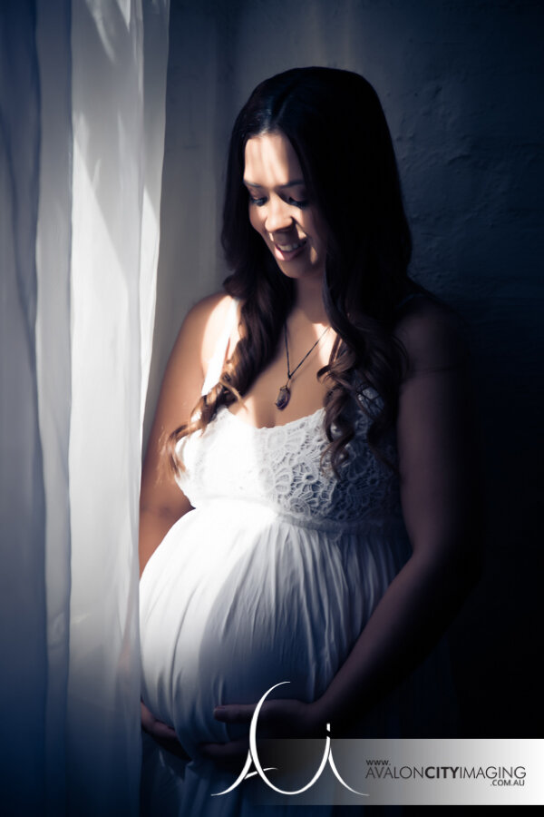 Maternity photography with beautiful soft lighting