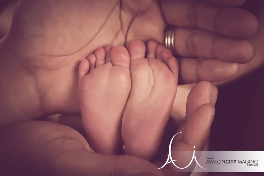 newborn photography - newborn resting with tiny toes visible.jpg